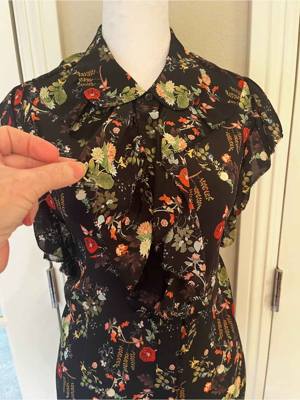 Alice + Olivia Twisting Vines Floral Ruffle Front Flutter Sleeve Sz M MSRP $295 - Picture 4 of 12